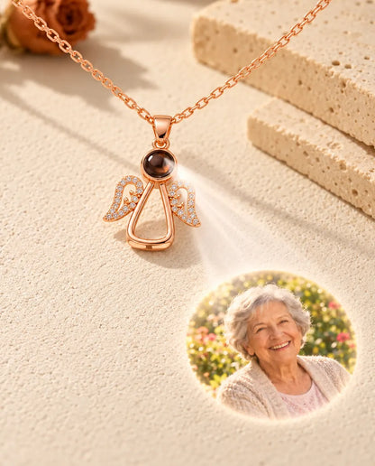 Collier ange couleur or rose projetant le portrait d'une grand-mère sur le plâtre