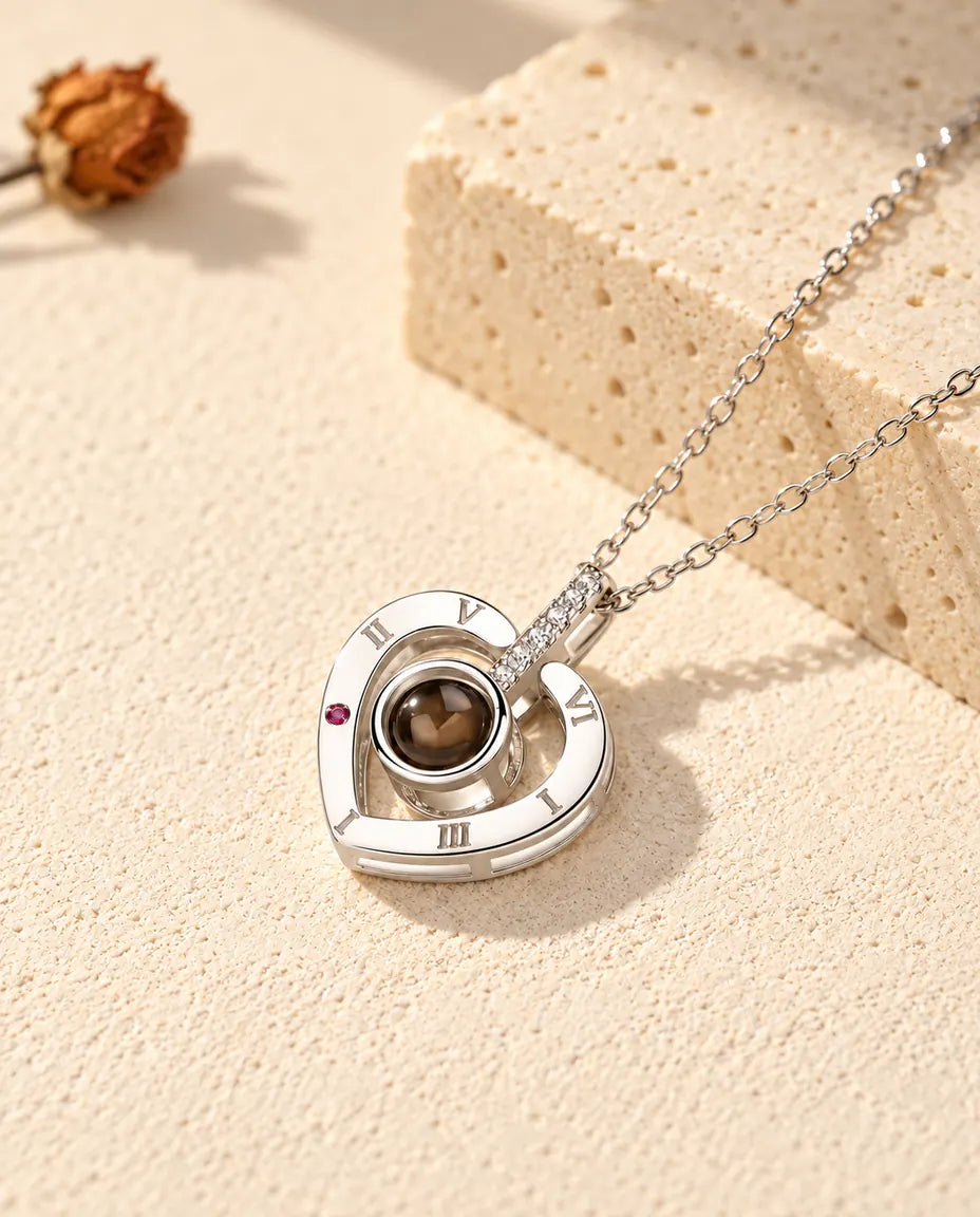 Collier cœur photo projection personnalisé en argent 925 à chiffres romains sur plâtre crème