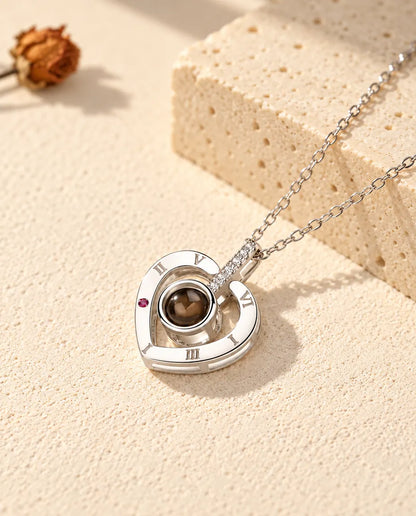 Collier cœur photo projection personnalisé en argent 925 à chiffres romains sur plâtre crème