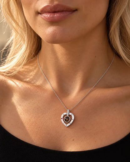 Femme en pull noir portant le collier cœur argent à chiffres romains