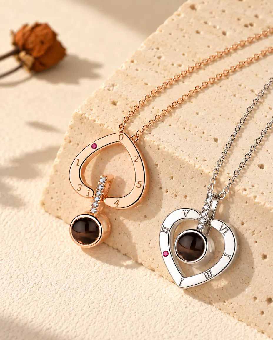 Collier cœur couleur or rose porté retourné à côté du collier argent porté normalement
