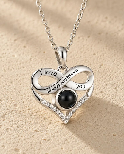 Collier Photo - gros plan du pendentif de projection gravé