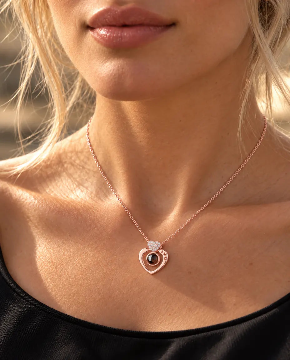Femme en haut noir portant le collier cœur ouvert couleur or rose