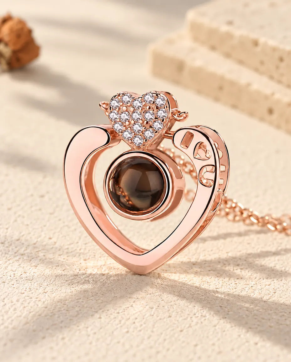 Gros plan du cœur ouvert couleur or rose avec I love U ajouré et cœur en zircons