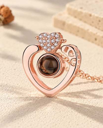 Gros plan du cœur ouvert couleur or rose avec I love U ajouré et cœur en zircons