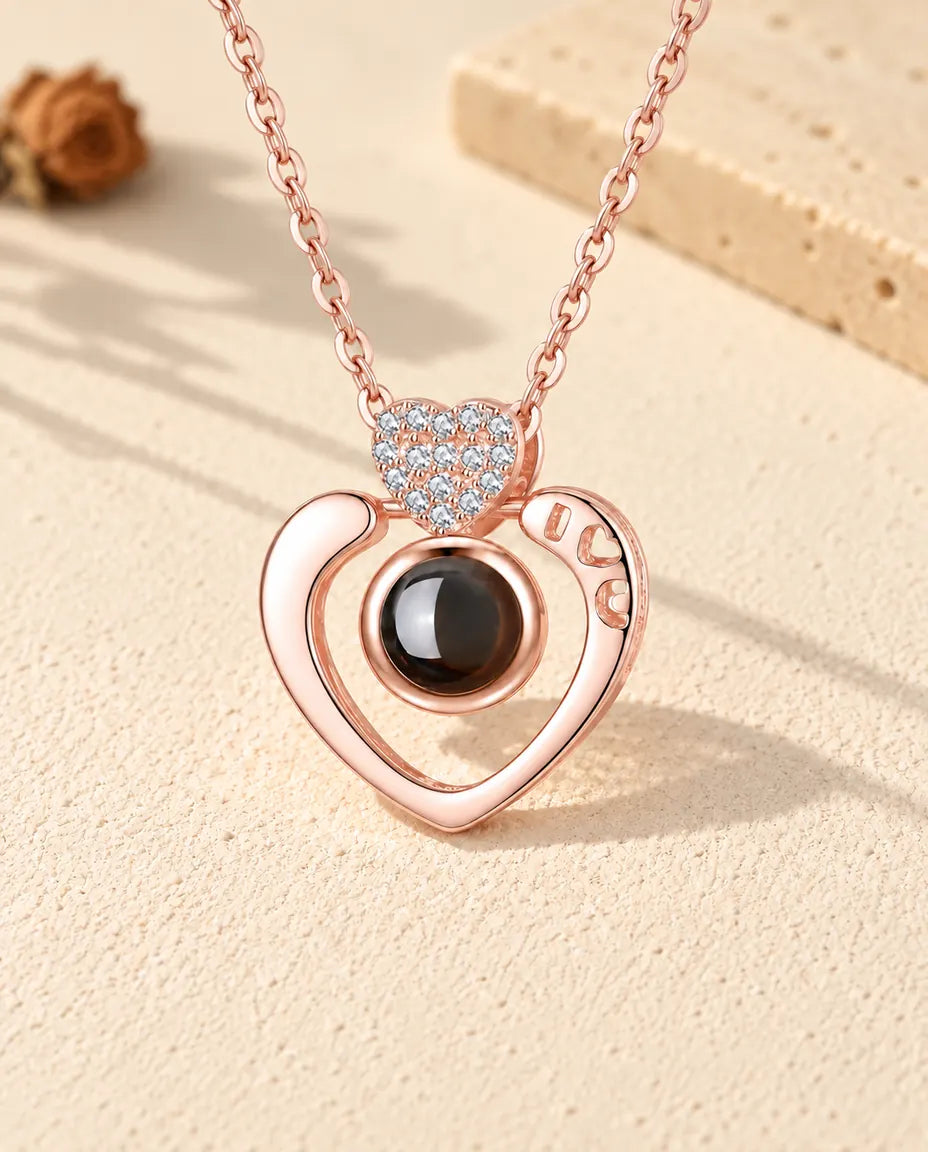 Vue de face du collier cœur ouvert couleur or rose avec photo dans la pierre