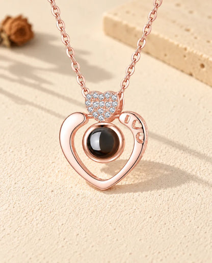 Vue de face du collier cœur ouvert couleur or rose avec photo dans la pierre