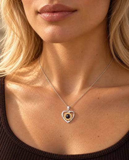 Femme en pull marron portant le collier cœur tournesol