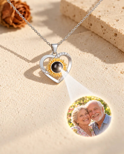 Collier cœur tournesol projetant une photo de grands-parents sur le plâtre
