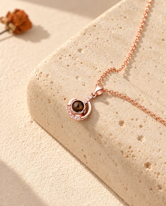 Collier croissant de lune photo projection personnalisé couleur or rose sur bloc de travertin