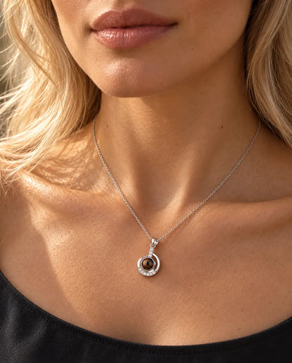 Femme en haut anthracite portant le délicat collier croissant de lune argenté