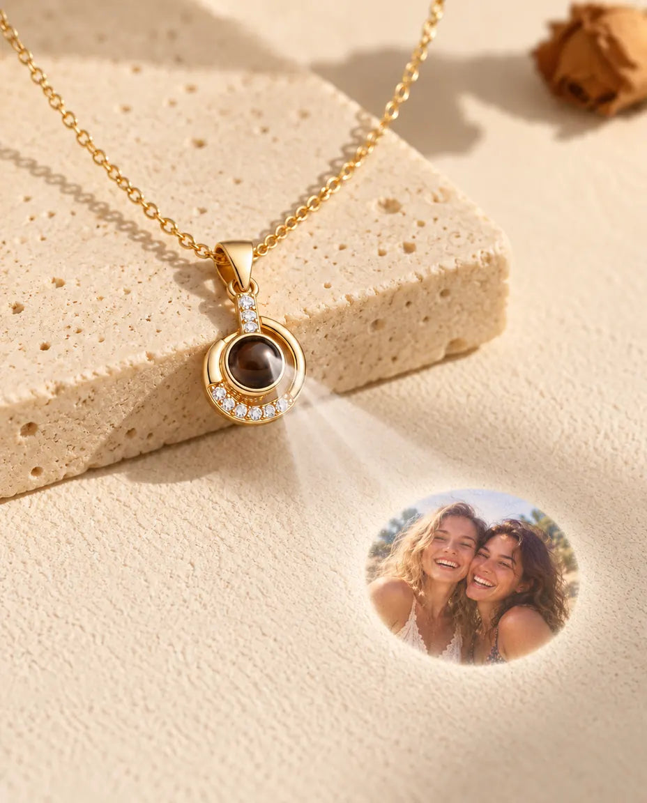 Collier croissant doré projetant une photo de deux meilleures amies sur le plâtre