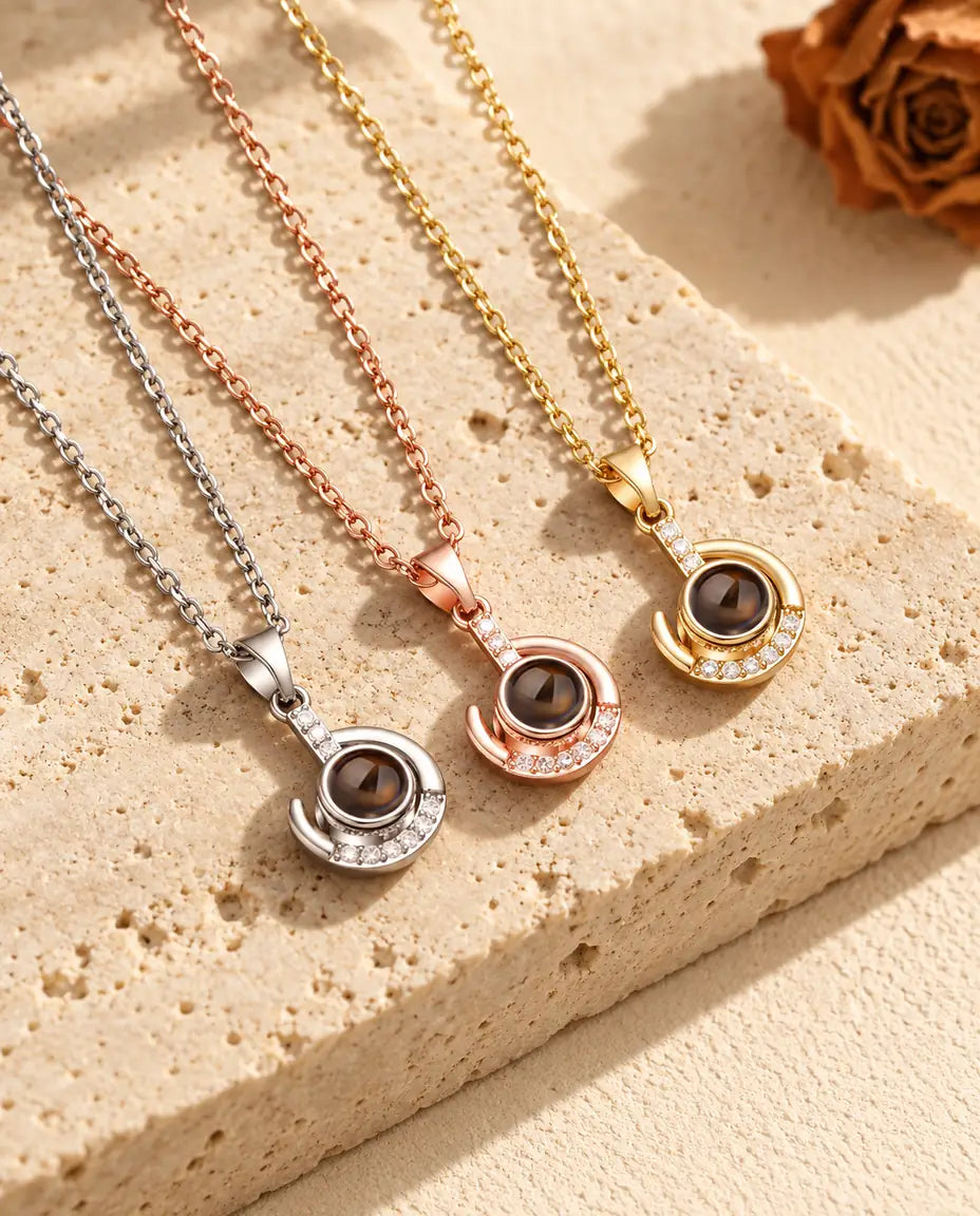 Pendentifs croissant argenté, couleur or rose et doré alignés en rangée