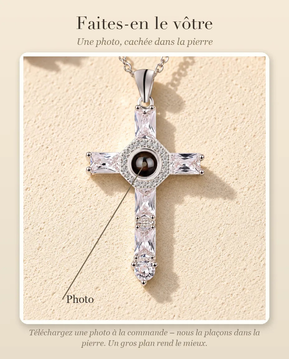 Guide de personnalisation : où se place votre photo dans la pierre de projection du collier croix en zircons