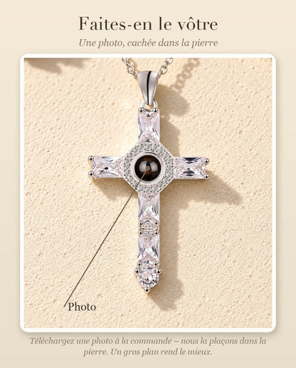 Guide de personnalisation : où se place votre photo dans la pierre de projection du collier croix en zircons