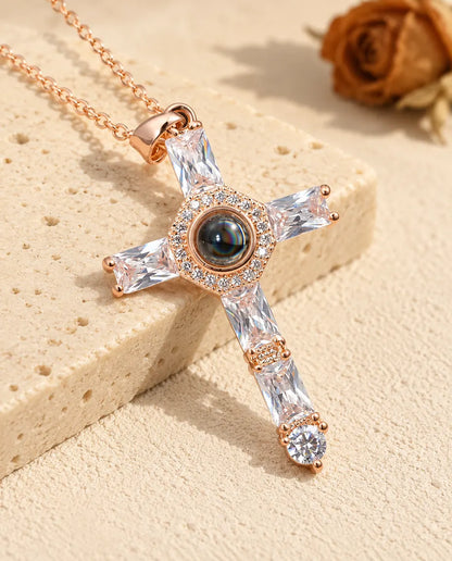Collier croix en zircons photo projection personnalisé couleur or rose près du travertin