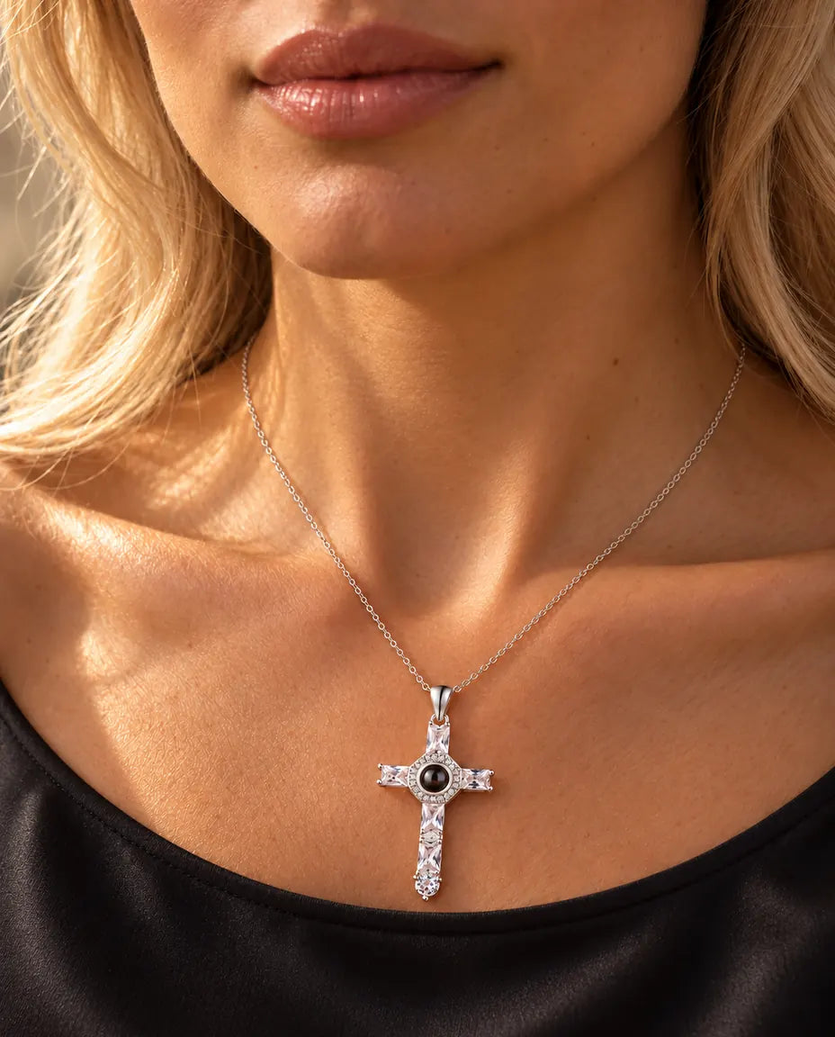 Femme en haut noir portant le collier croix en zircons argenté