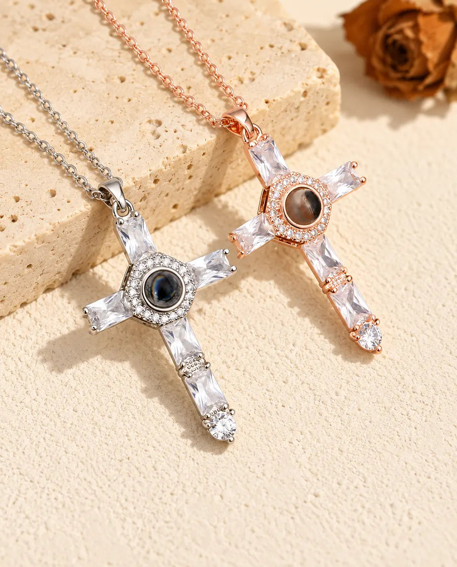 Colliers croix en zircons argenté et couleur or rose posés sur du travertin