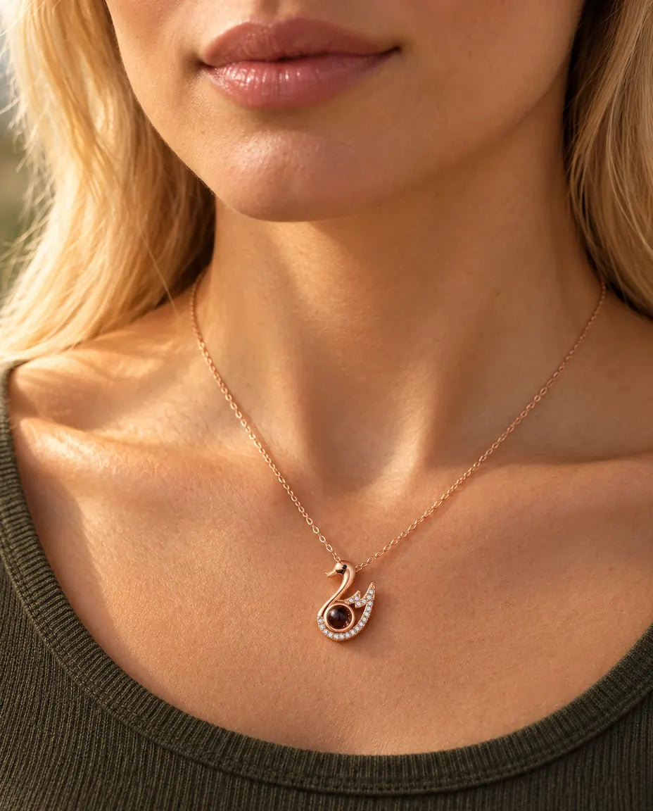 Femme en pull vert olive portant le collier cygne couleur or rose