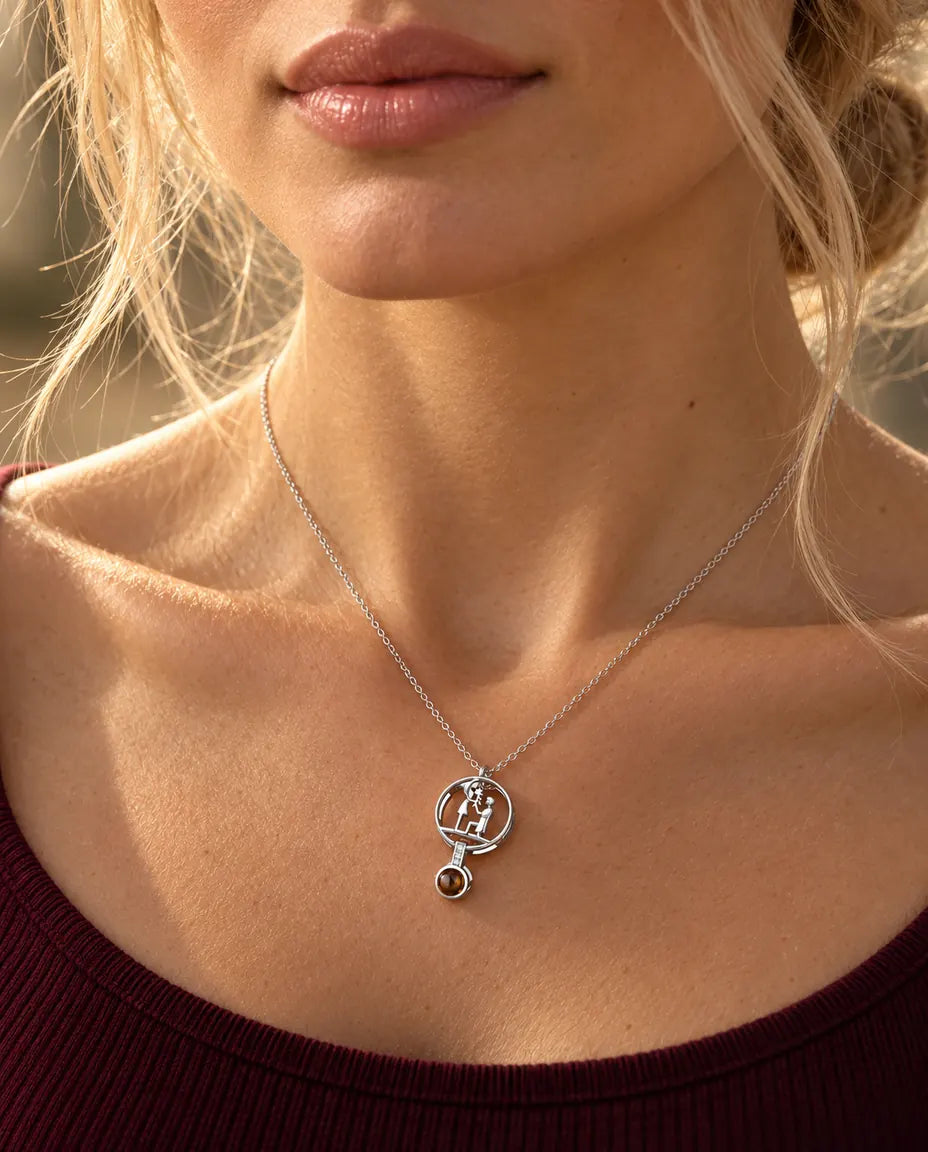 Femme en haut bordeaux portant le collier demande en mariage argenté