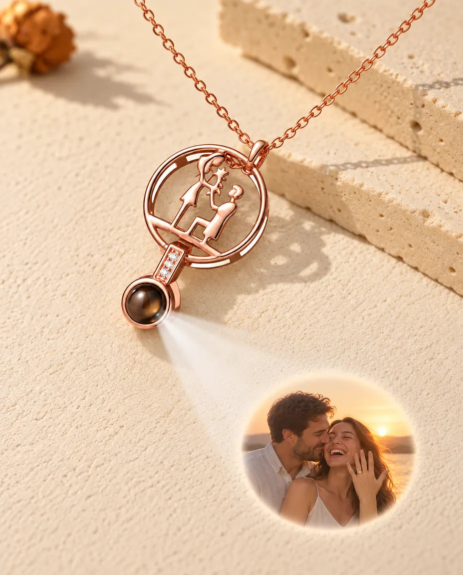 Collier demande en mariage couleur or rose projetant une photo de fiancés sur le plâtre