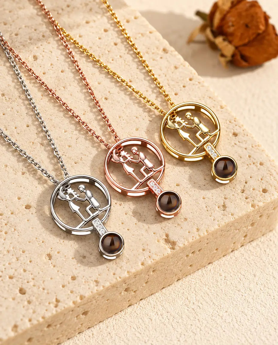 Pendentifs couple à genou argenté, couleur or rose et doré posés en diagonale