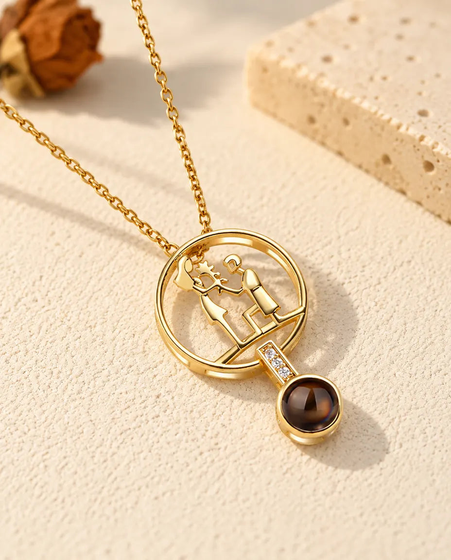 Vue de face du pendentif cercle doré avec un homme à genou qui fait sa demande