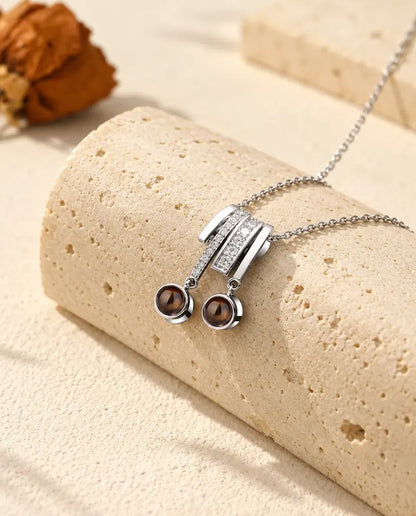 Collier photo projection personnalisé argenté à deux pierres, pendentif serti de zircons sur un bloc de travertin