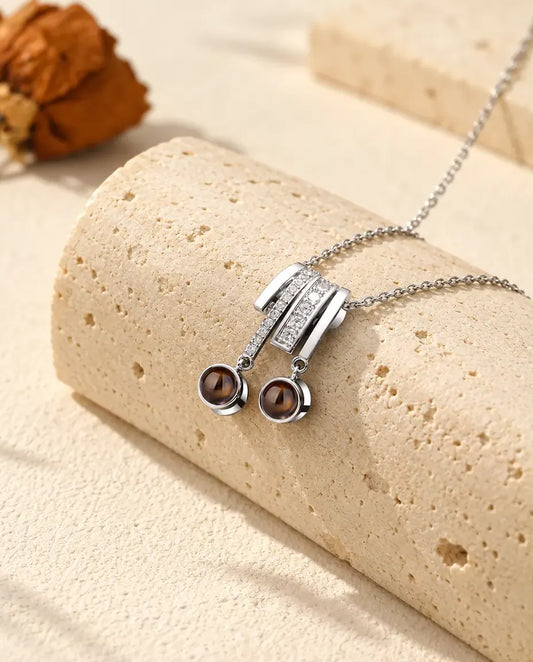 Collier photo projection personnalisé argenté à deux pierres, pendentif serti de zircons sur un bloc de travertin
