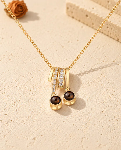 Vue de face du collier doré à deux pierres photo projection sur du plâtre