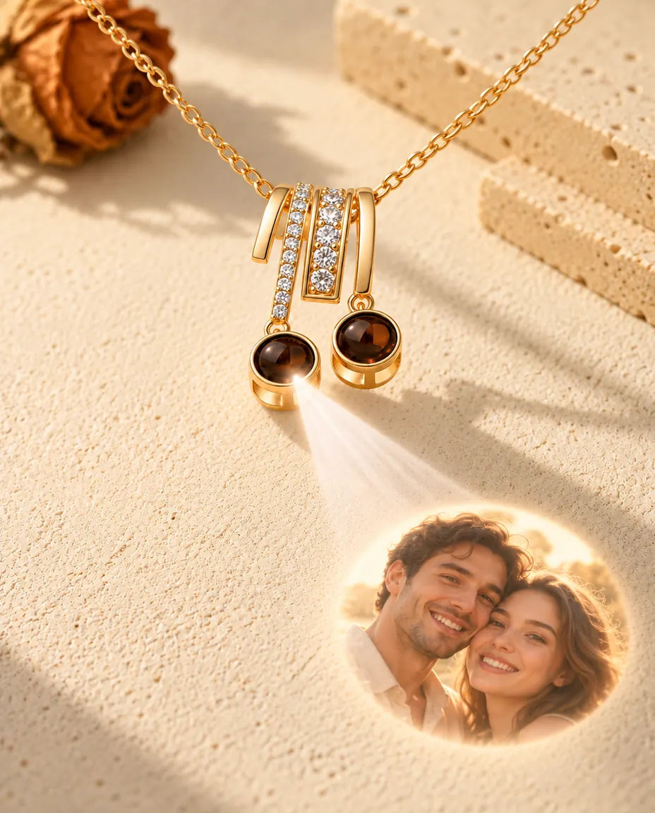 La lumière traverse une pierre brune du collier doré et projette la photo d'un couple souriant