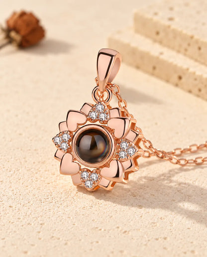 Collier fleur de cœurs photo projection personnalisé couleur or rose avec zircons sur plâtre