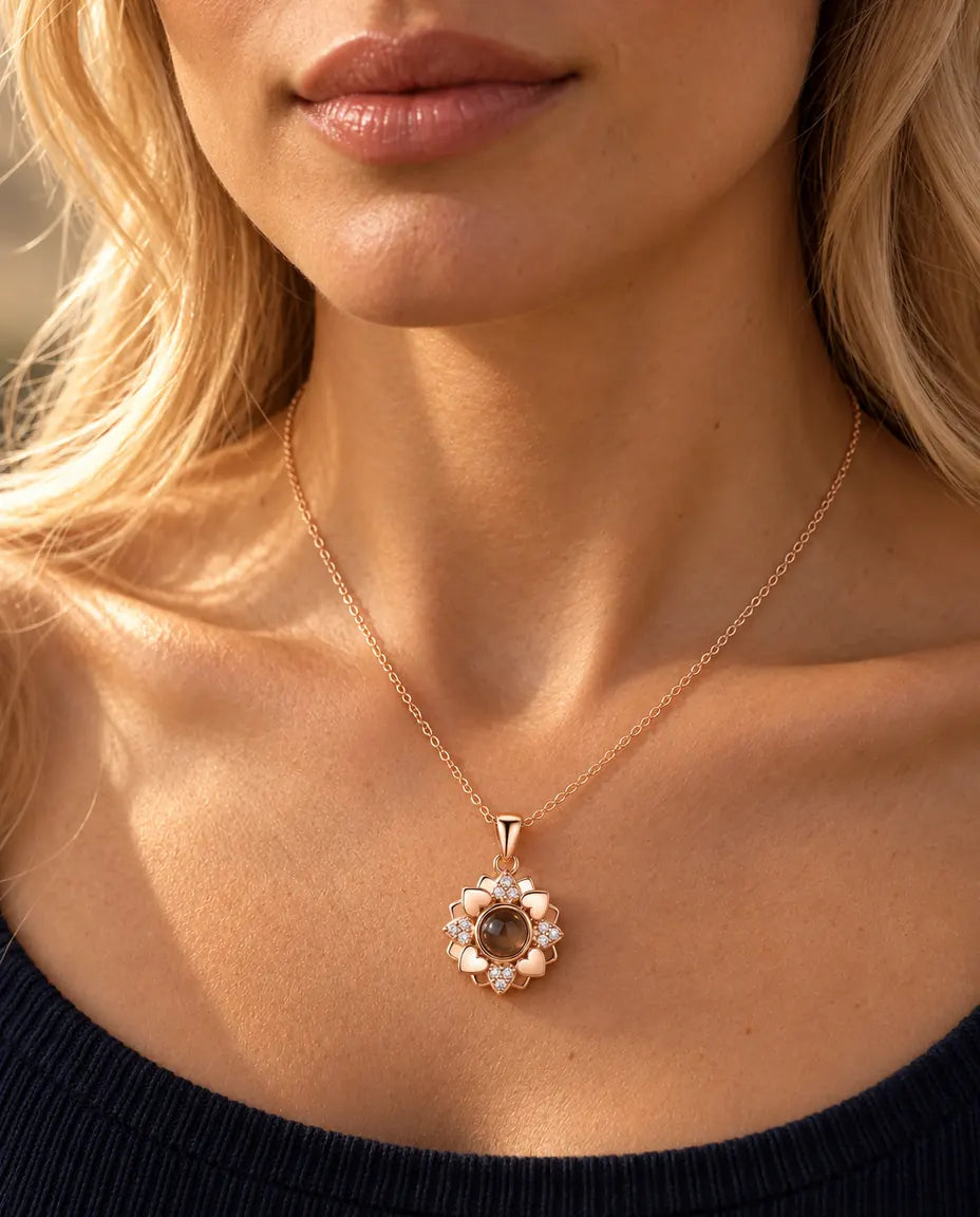 Femme en pull bleu marine portant le collier fleur de cœurs couleur or rose