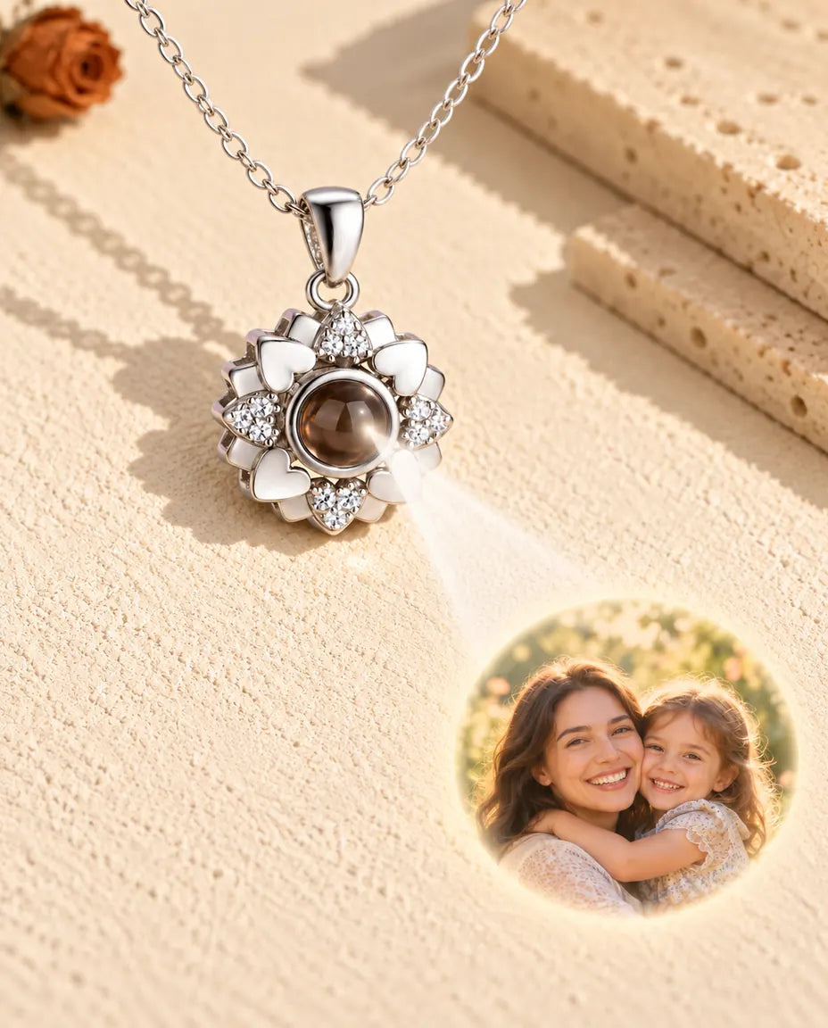 Collier fleur de cœurs argenté projetant une photo mère et fille sur le plâtre