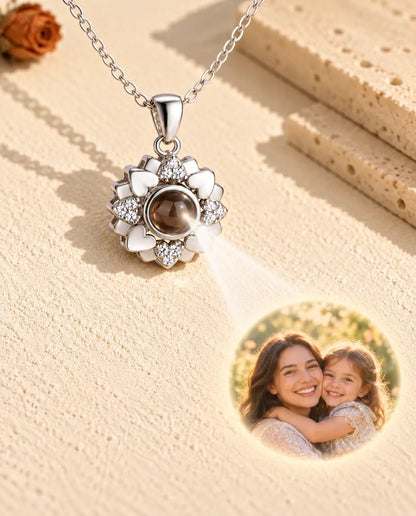 Collier fleur de cœurs argenté projetant une photo mère et fille sur le plâtre