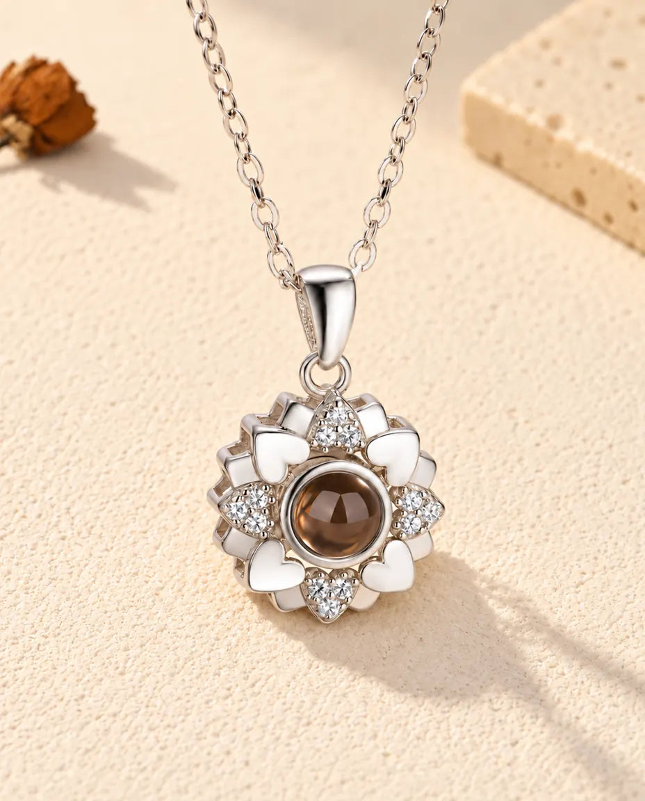 Vue de face du collier fleur de cœurs argenté avec photo dans la pierre