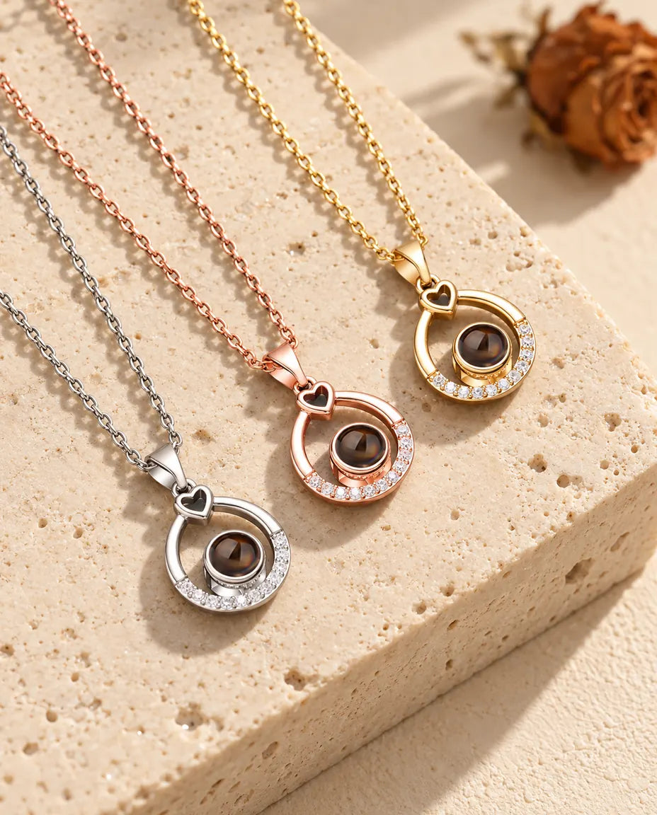 Pendentifs goutte ajourée doré, couleur or rose et argenté posés en diagonale