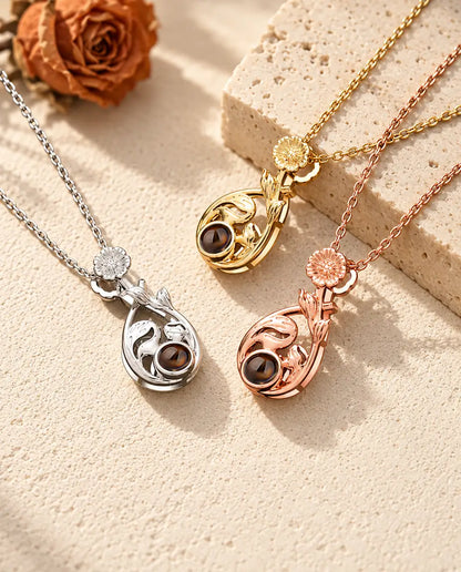 Pendentifs goutte argenté, doré et couleur or rose surmontés d'une marguerite sur du travertin