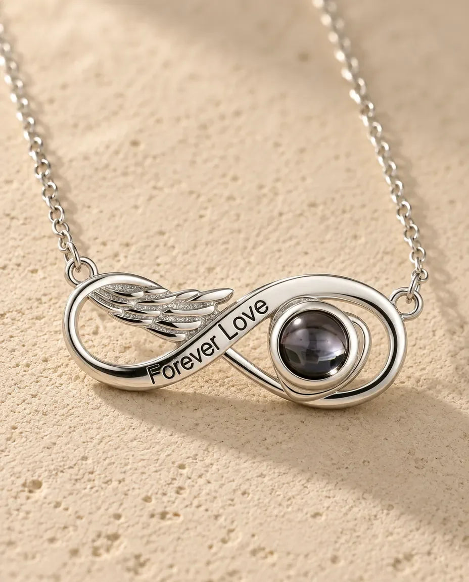 Collier Photo - gros plan du pendentif de projection gravé