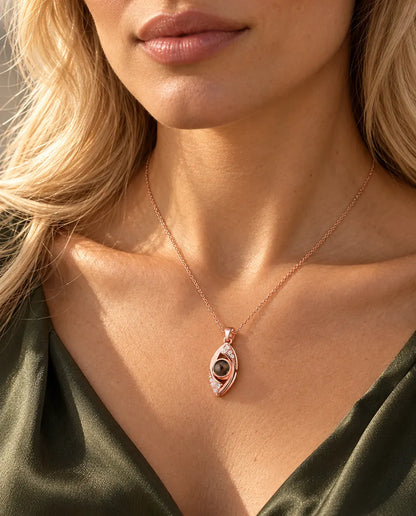 Femme en haut vert olive portant le collier mauvais œil couleur or rose