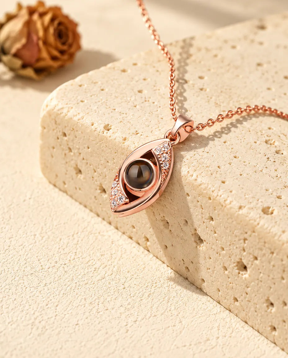 Collier mauvais œil couleur or rose aux paupières serties de zircons