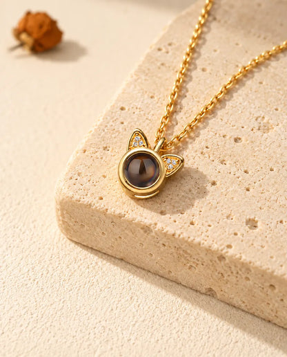 Collier oreilles de chat photo projection personnalisé doré sur un bloc de travertin