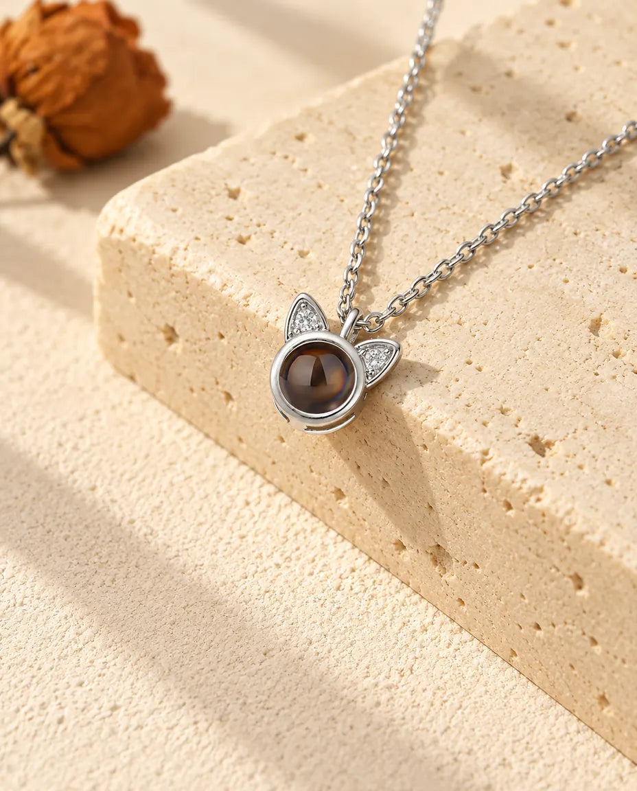Collier oreilles de chat argenté avec photo dans la pierre et oreilles en zircons