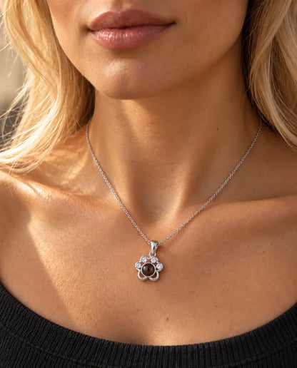Femme en pull anthracite portant le collier patte argenté