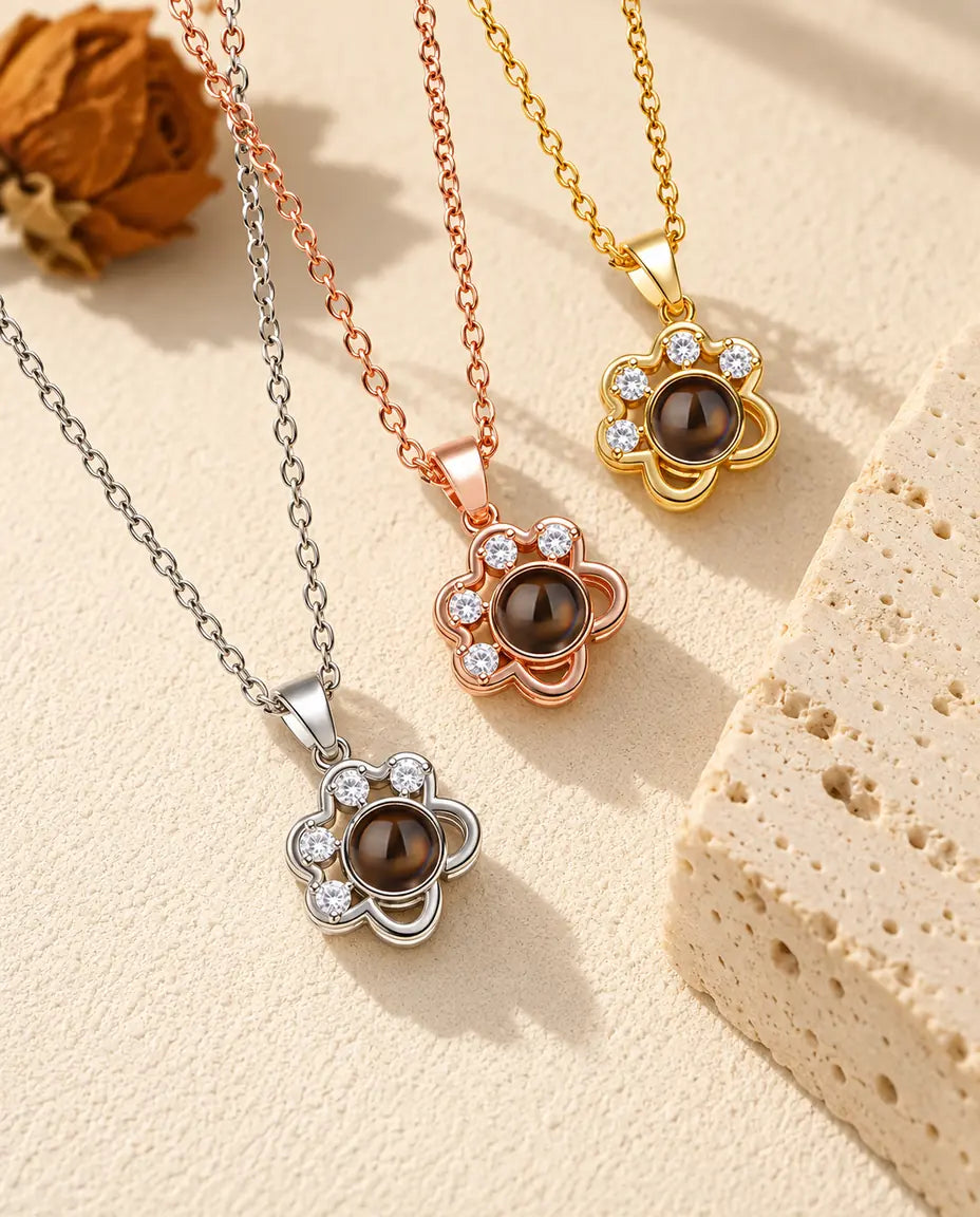 Trois couleurs du collier patte délicat à côté d'un bloc de travertin