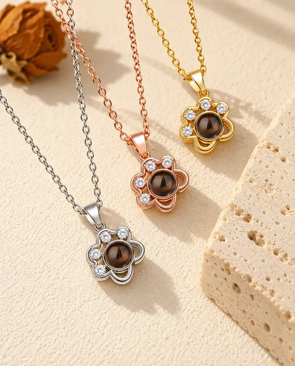 Trois couleurs du collier patte délicat à côté d'un bloc de travertin