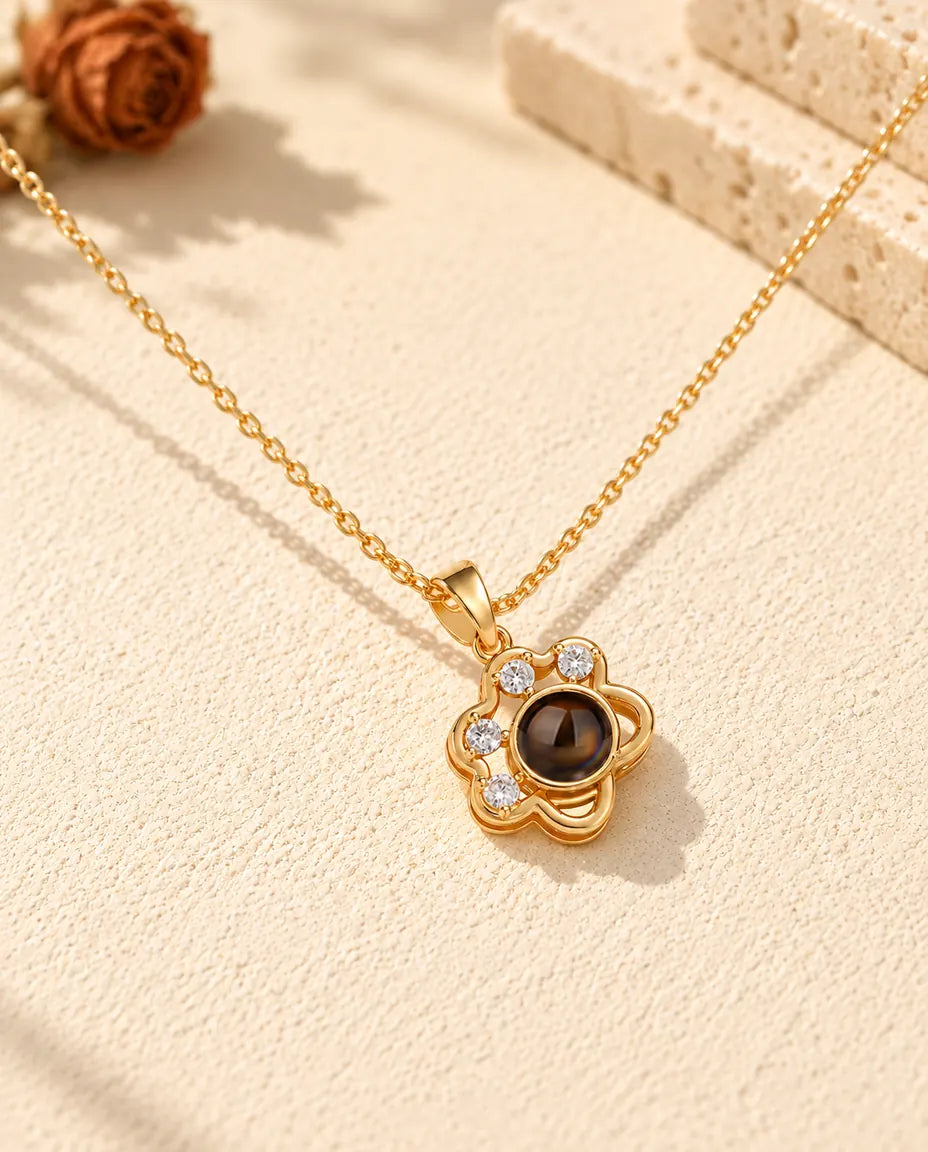 Vue de face du pendentif patte doré à quatre doigts en zircons