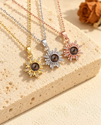 Pendentifs soleil doré, argenté et couleur or rose posés côte à côte