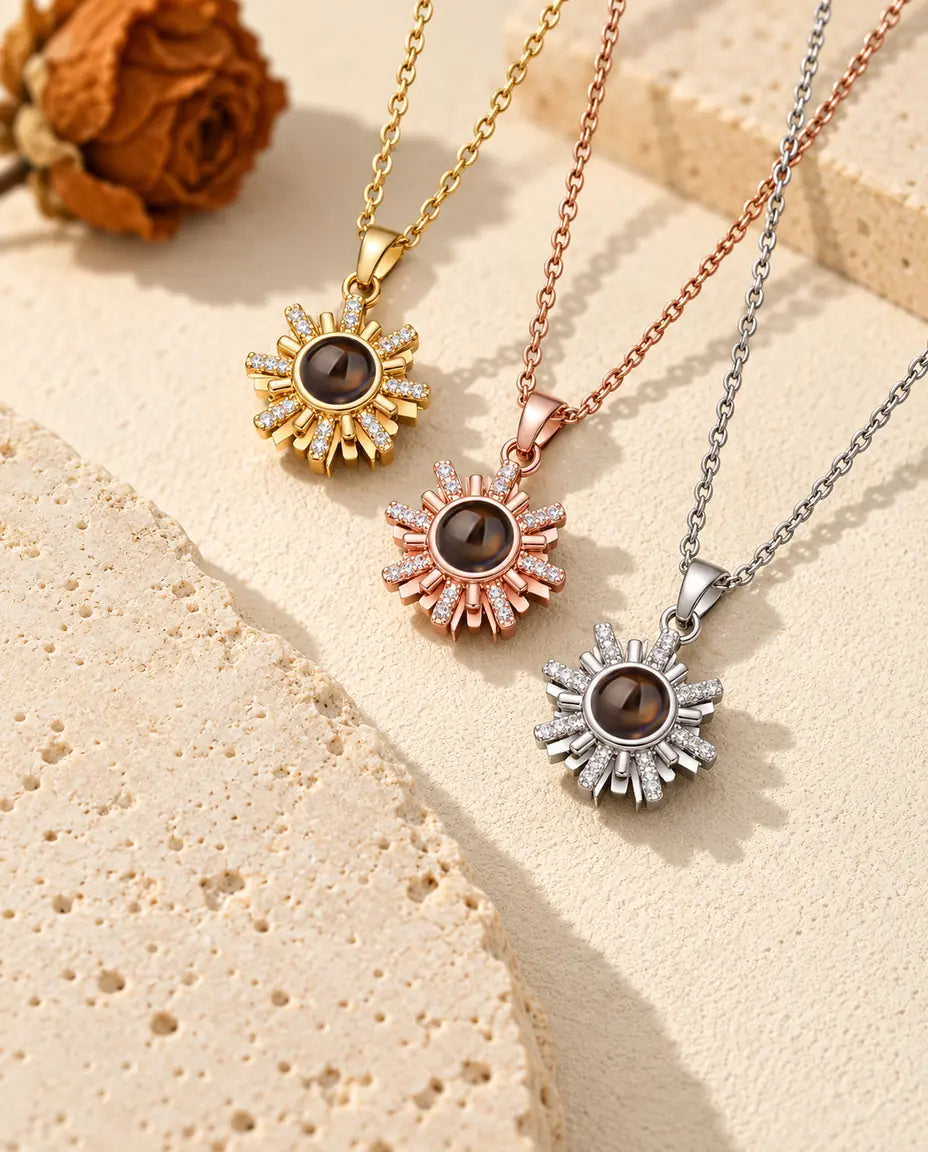 Pendentifs soleil doré, couleur or rose et argenté alignés en rangée