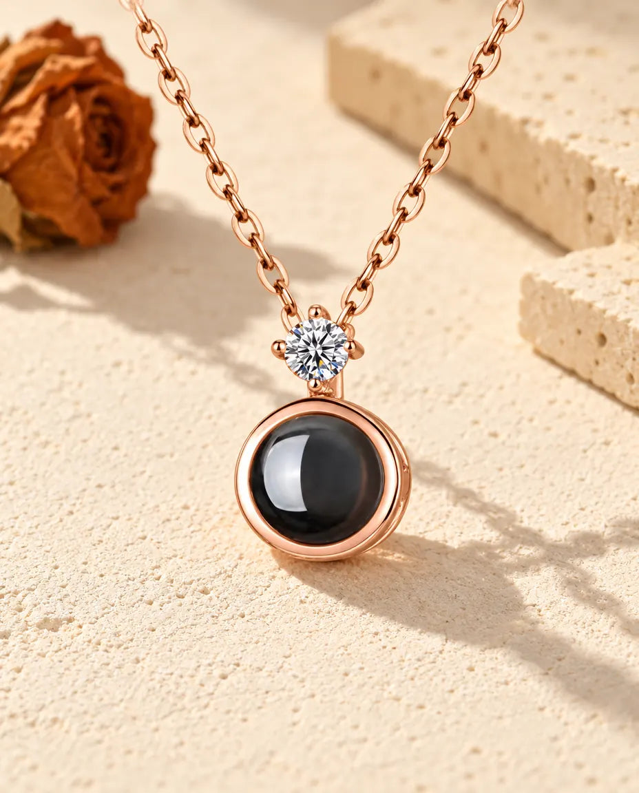 Collier rond photo projection personnalisé couleur or rose avec solitaire en zircon